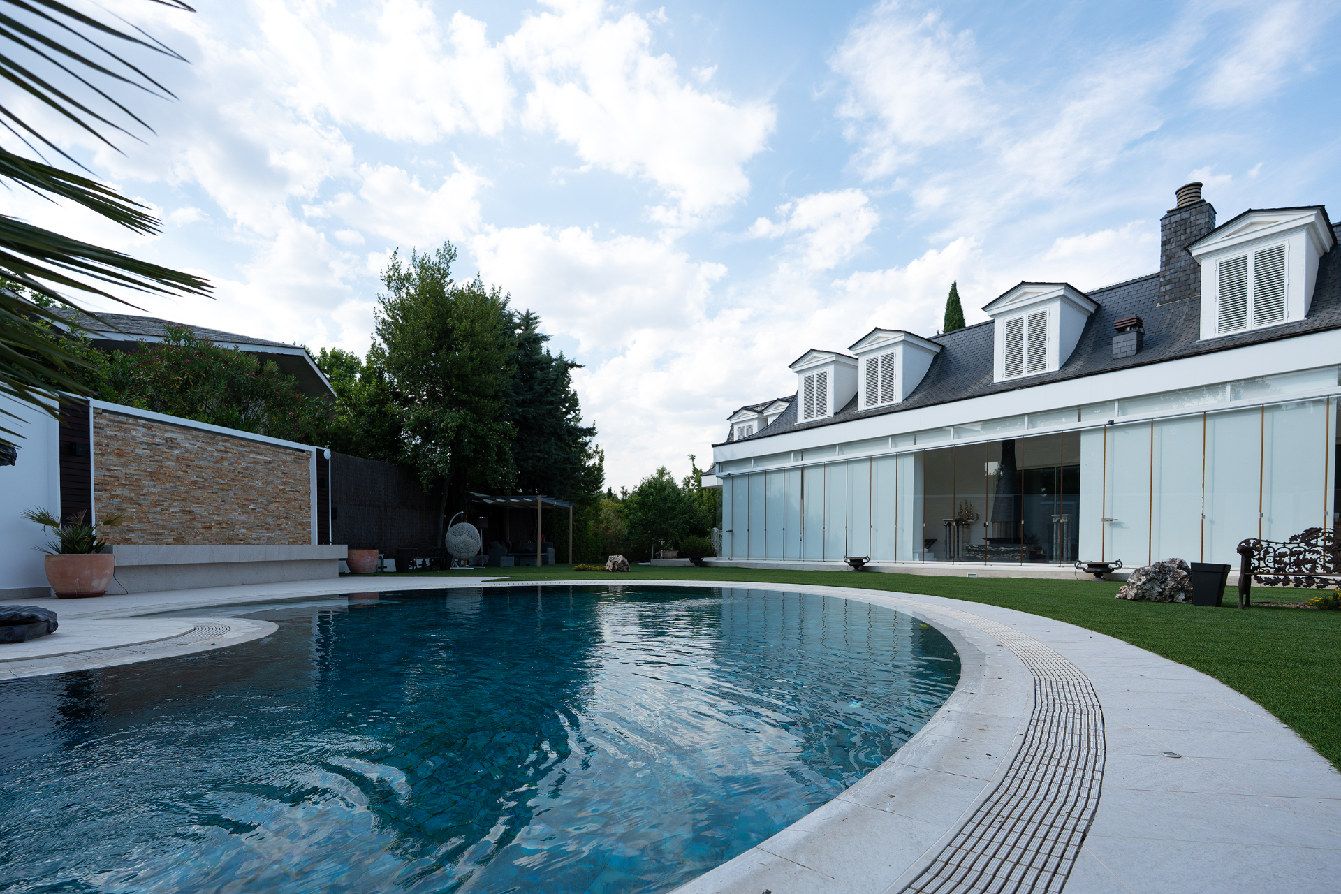Piscina y porche acristalado