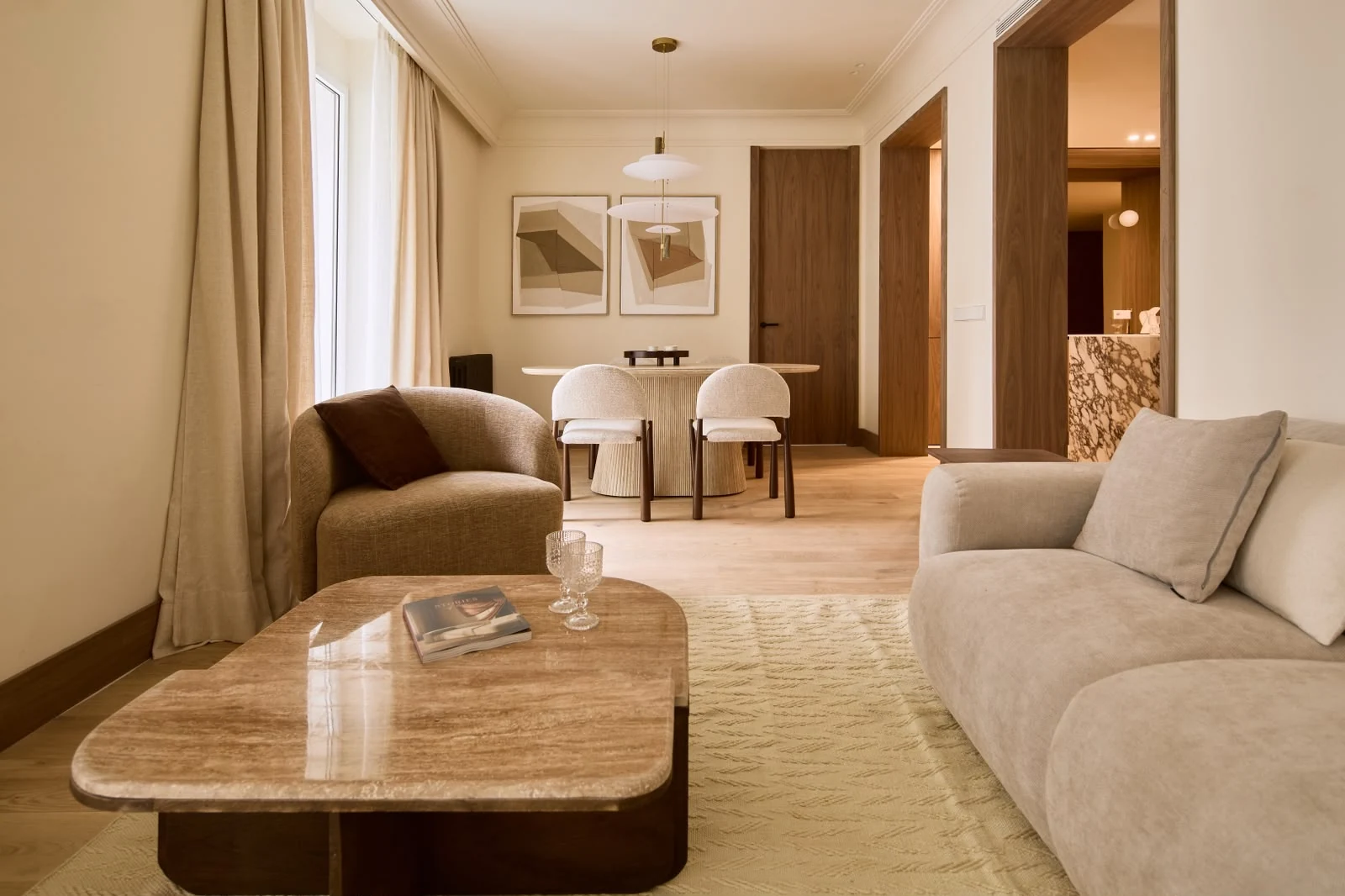 Furnished living room with light-coloured sofas and coffee table