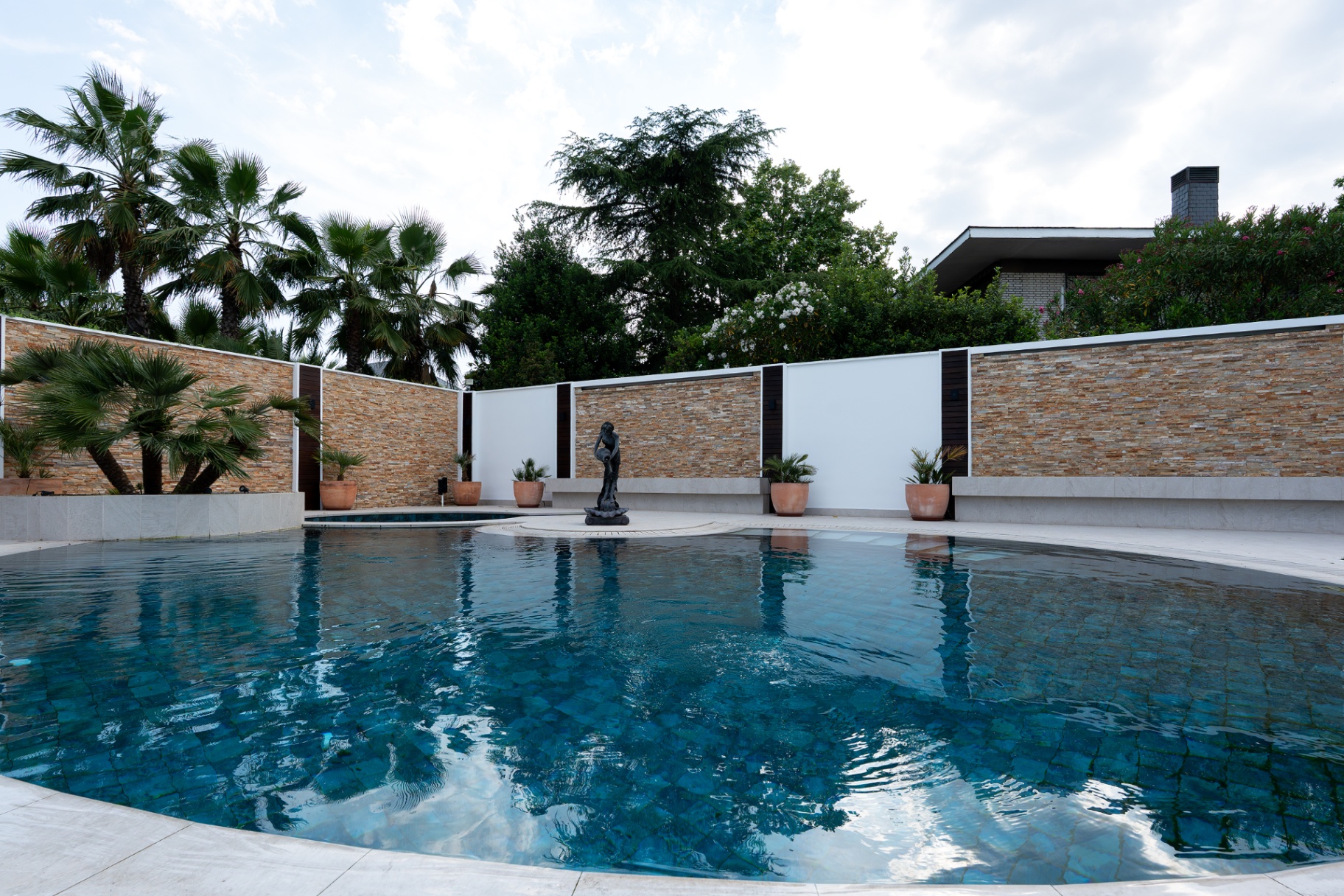 Piscina principal con esculturas