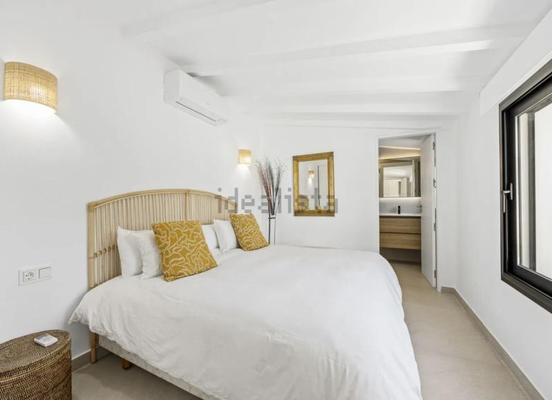 Dormitorio con cabecero de madera