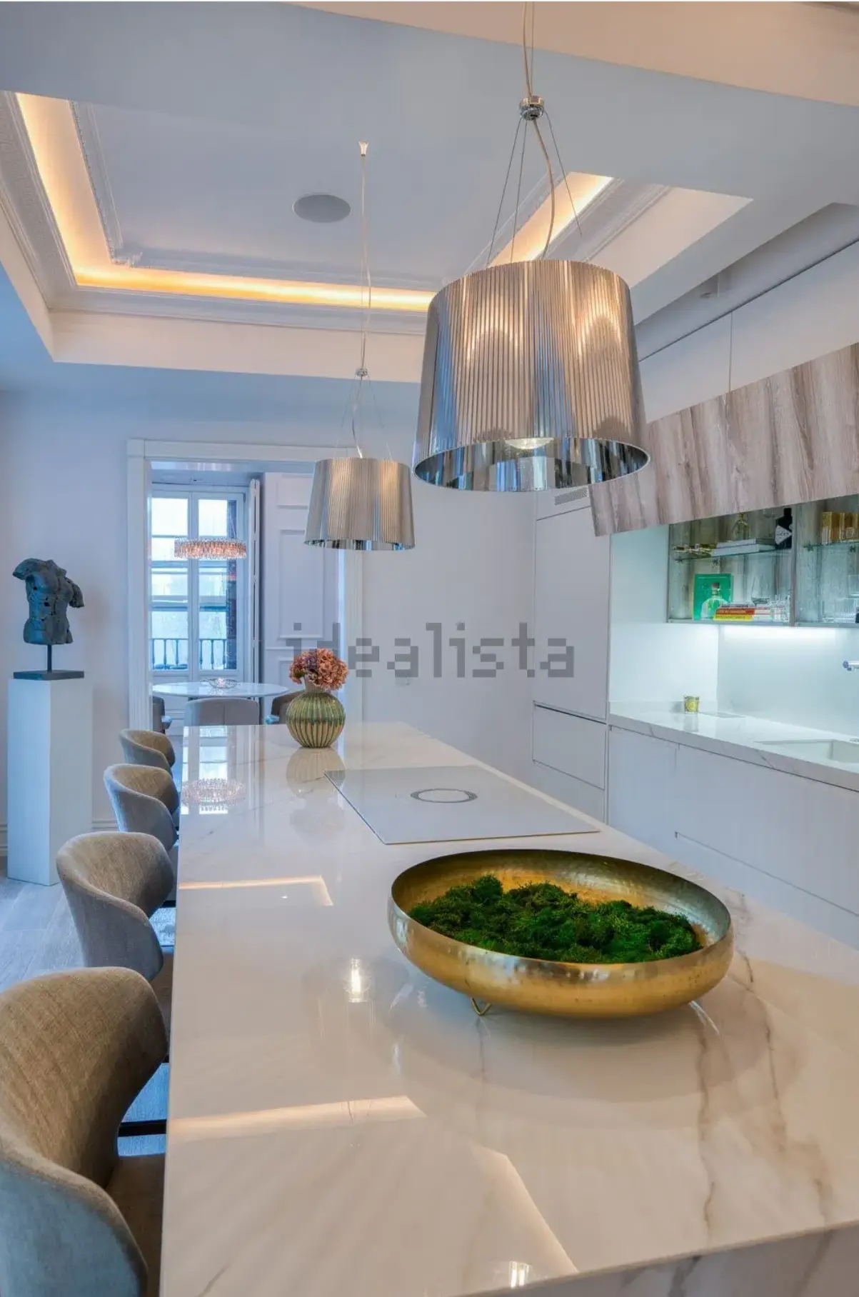 Isla de cocina con asientos y lámparas suspendidas