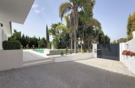 Acceso de la villa en Guadalmina Alta