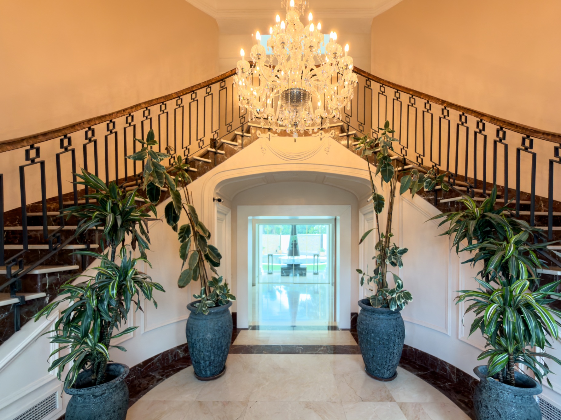 Hall de doble altura con escalera imperial