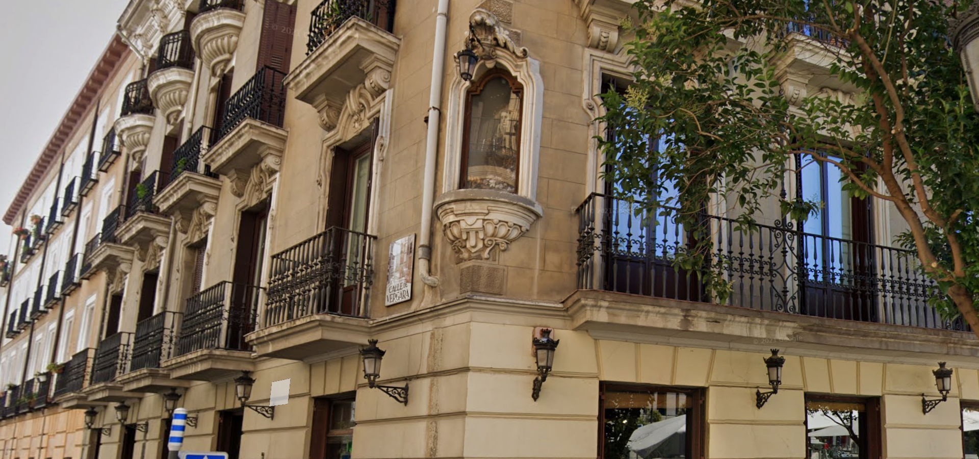 Fachada de la casa-palacio en la esquina con la calle Vergara