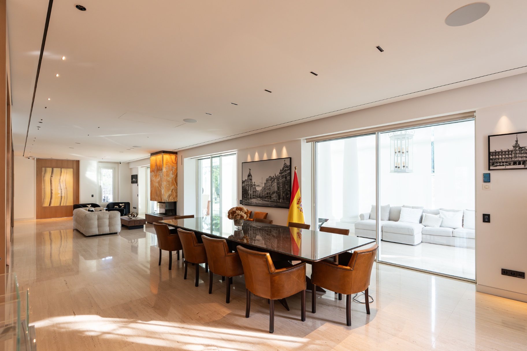 Salón comedor con suelo de travertino