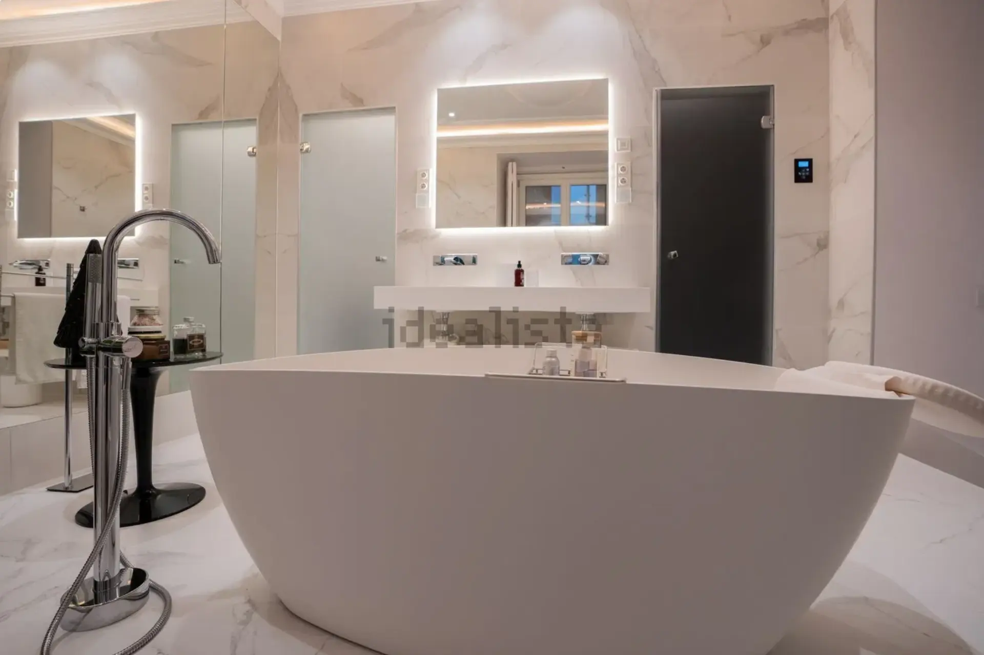 Bañera exenta y ducha con baño turco en el baño principal