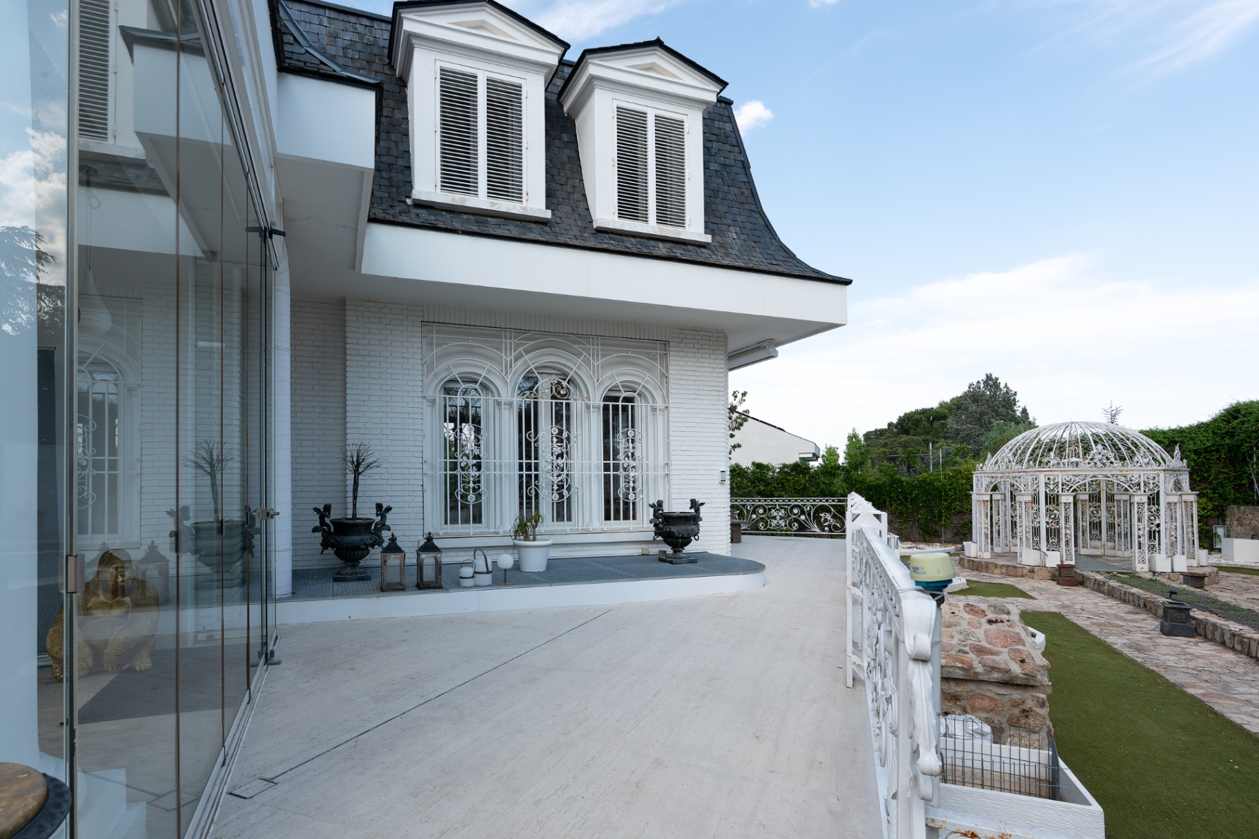 Terraza con glorieta de hierro forjado