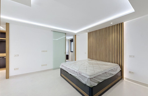 Dormitorio principal de la villa en Guadalmina Alta
