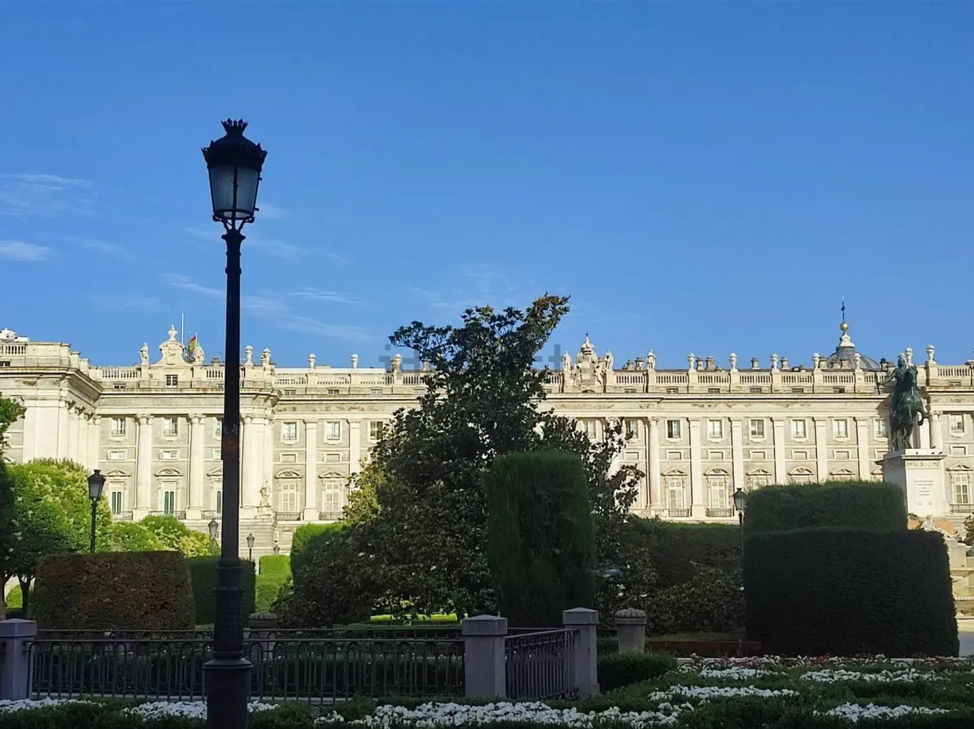 Vista del Palacio Real y sus jardines desde la plaza de Ramales