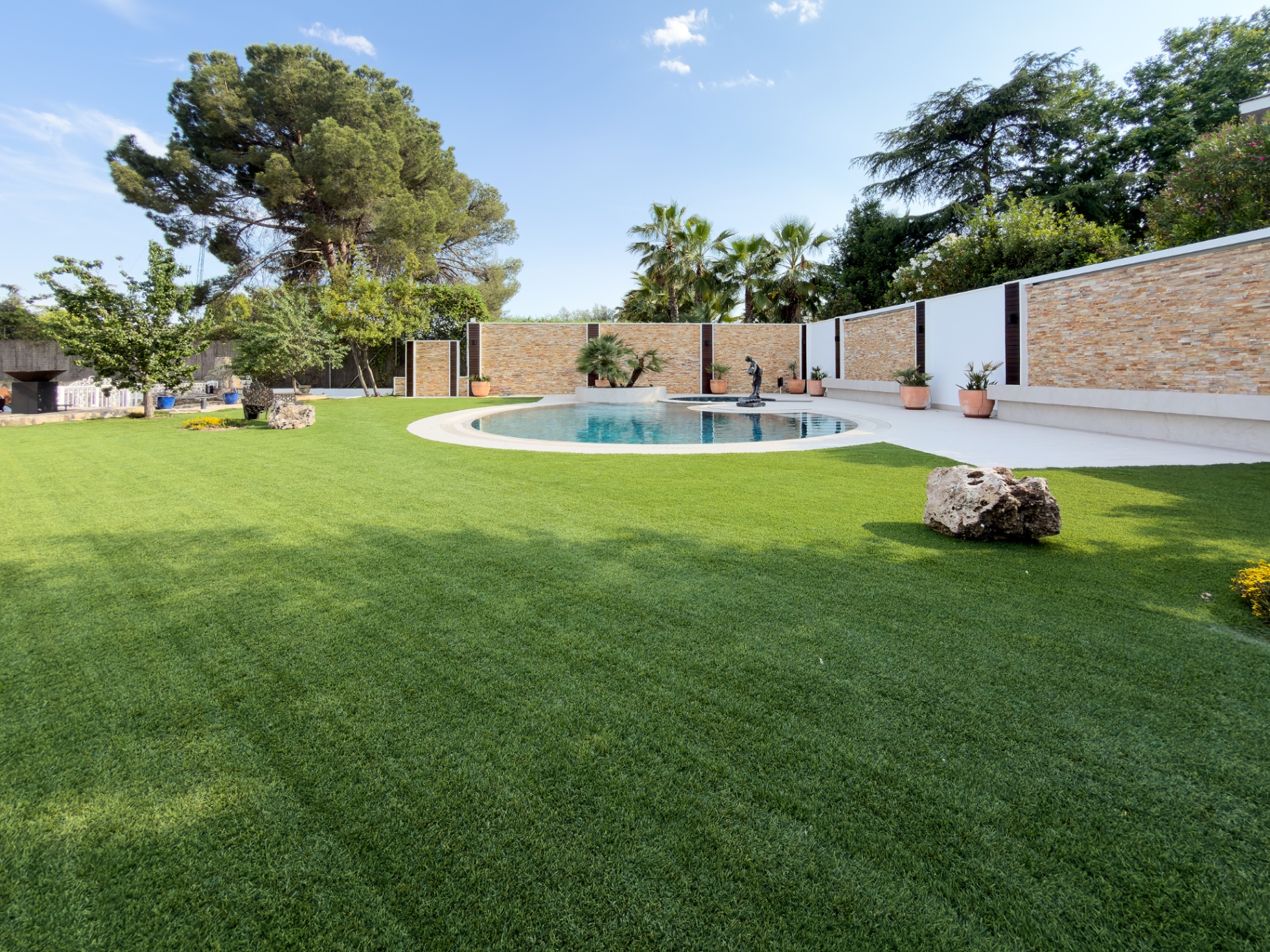 Jardín y piscina con pradera
