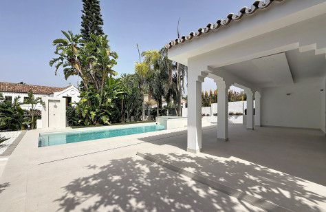 Porche de la villa en Guadalmina Alta