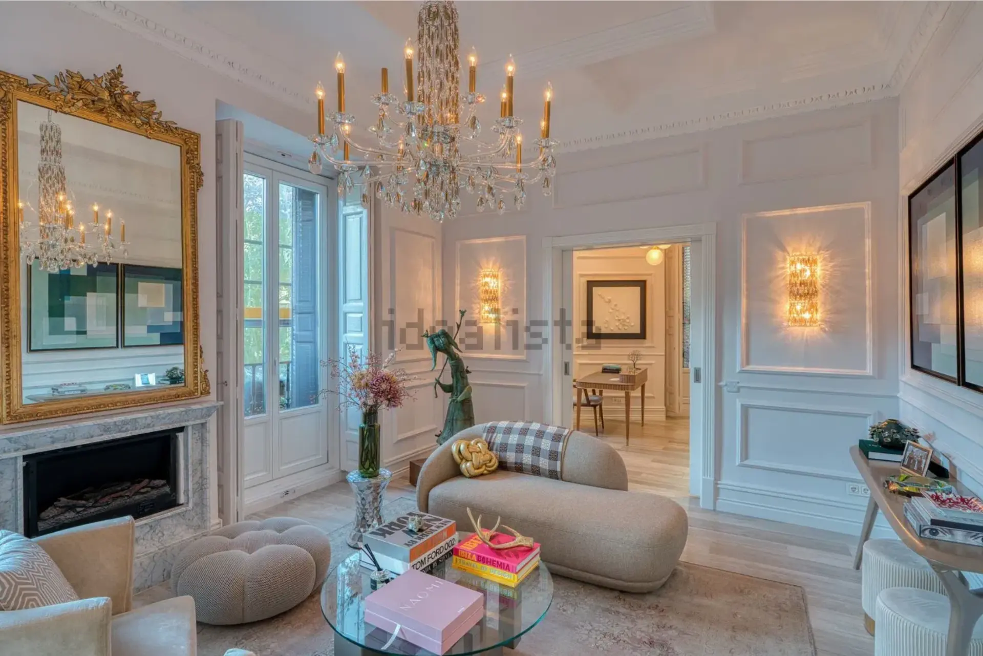 Zona de estar con chimenea y decoración clásica en el piso de Palacio, Madrid