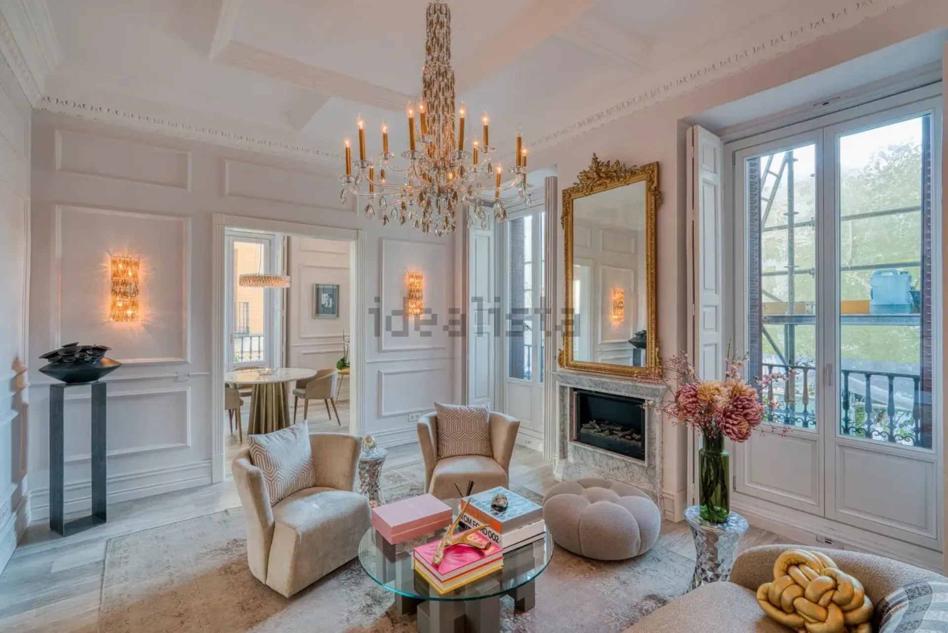 Salón con techos altos, candelabro y balconeras a la plaza