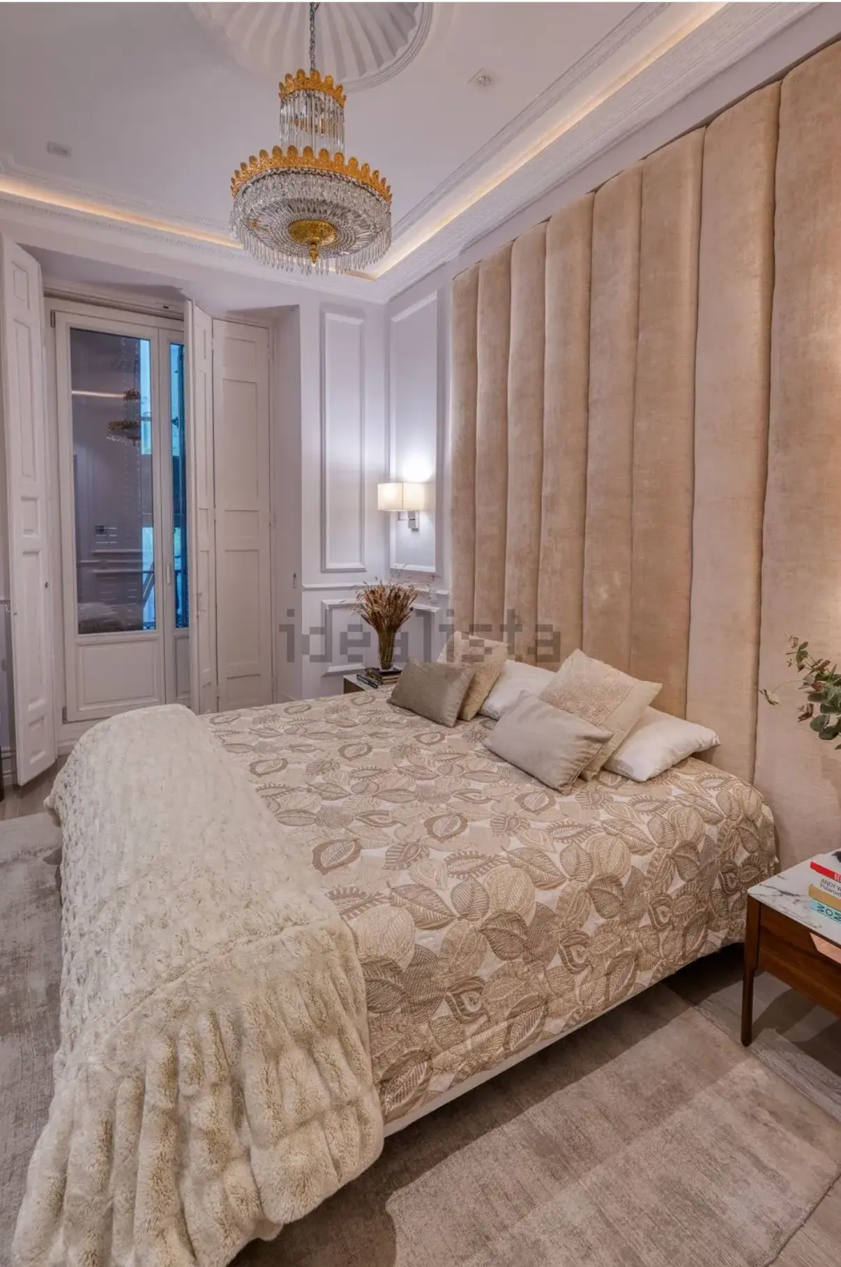 Segundo dormitorio en suite con cabecero tapizado en beige