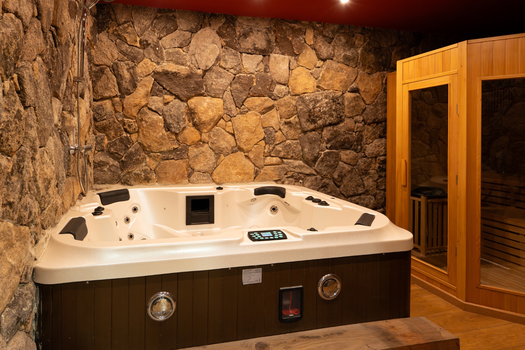 Zona de spa con jacuzzi y sauna