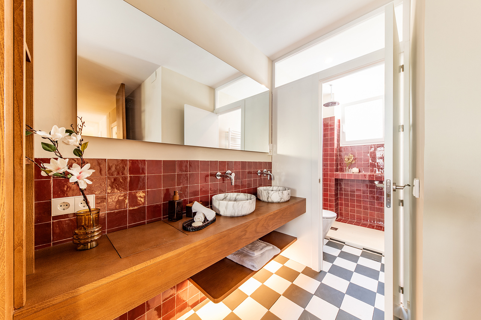 Baño principal en azulejo rojo