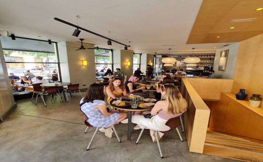 Interior con mesas y decoración de madera