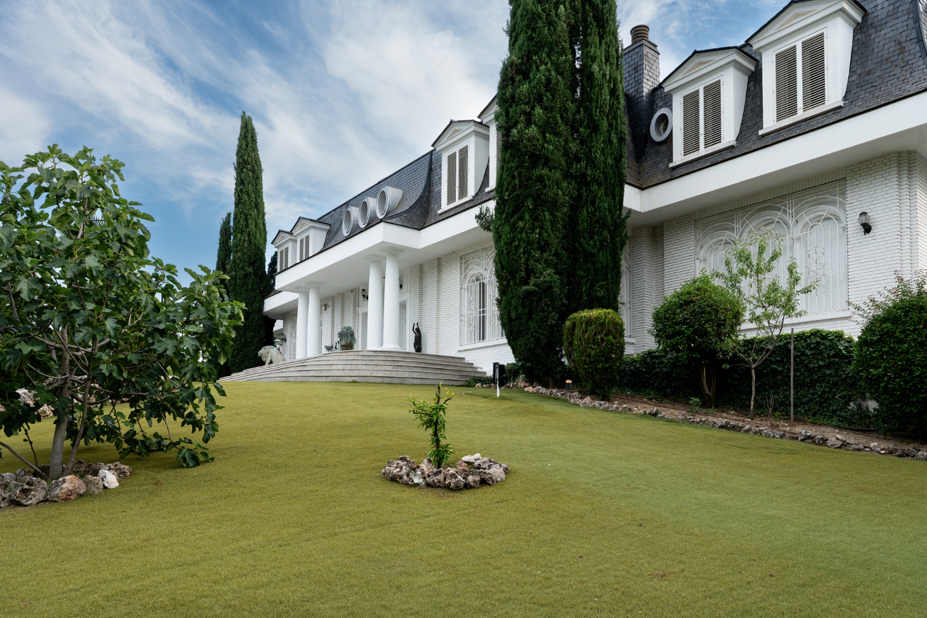 Fachada principal del palacete con jardín