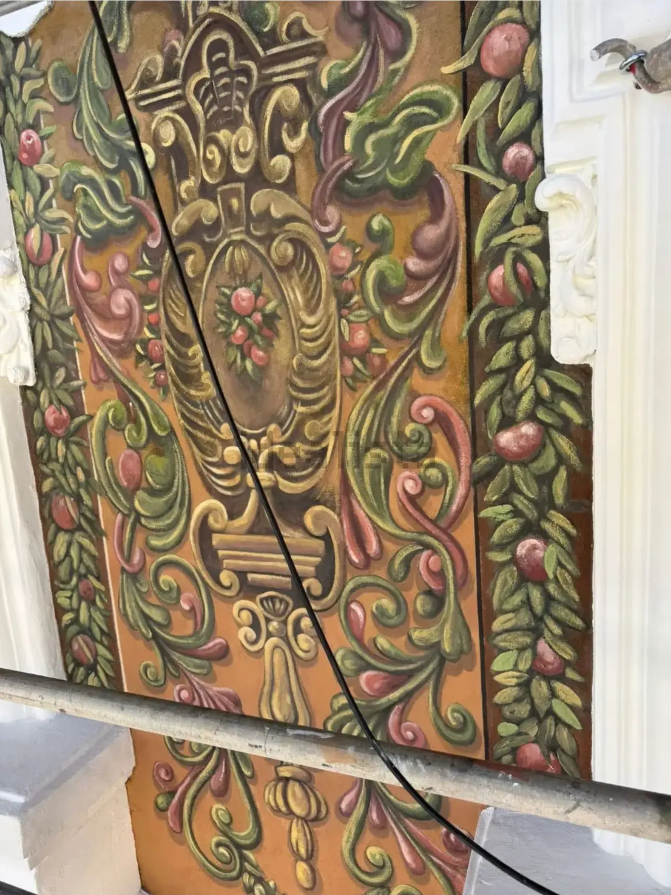 Pintura mural decorativa en la fachada del edificio de 1910