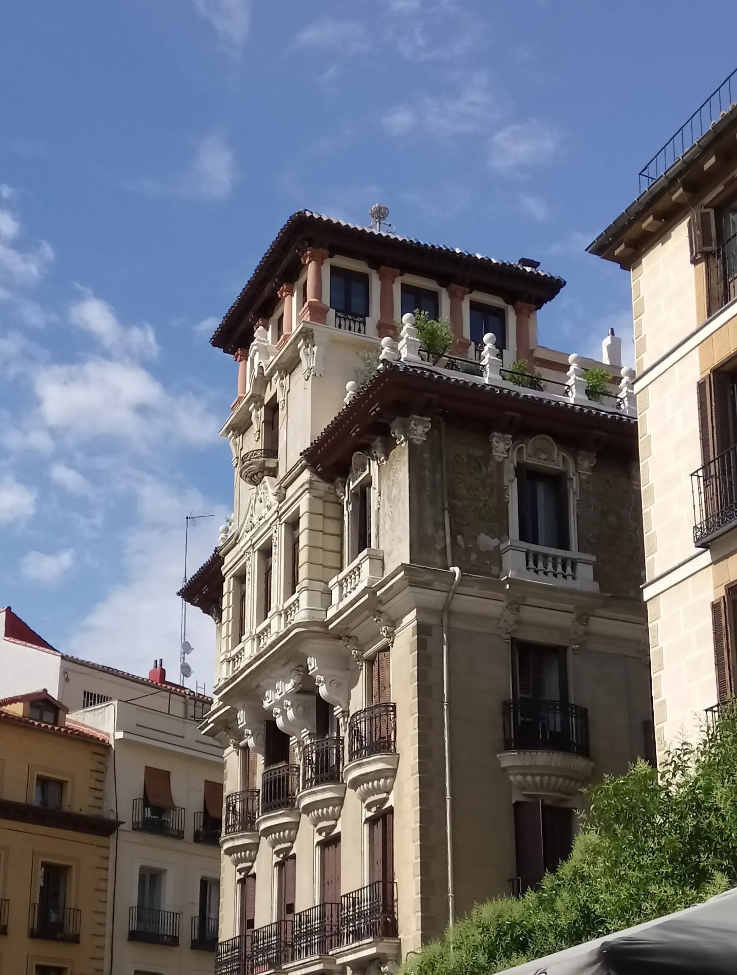 Vista de la casa-palacio de 1910 desde la plaza de Ramales