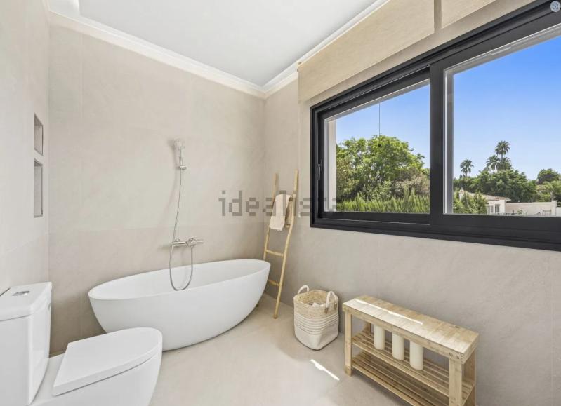 Baño con bañera exenta