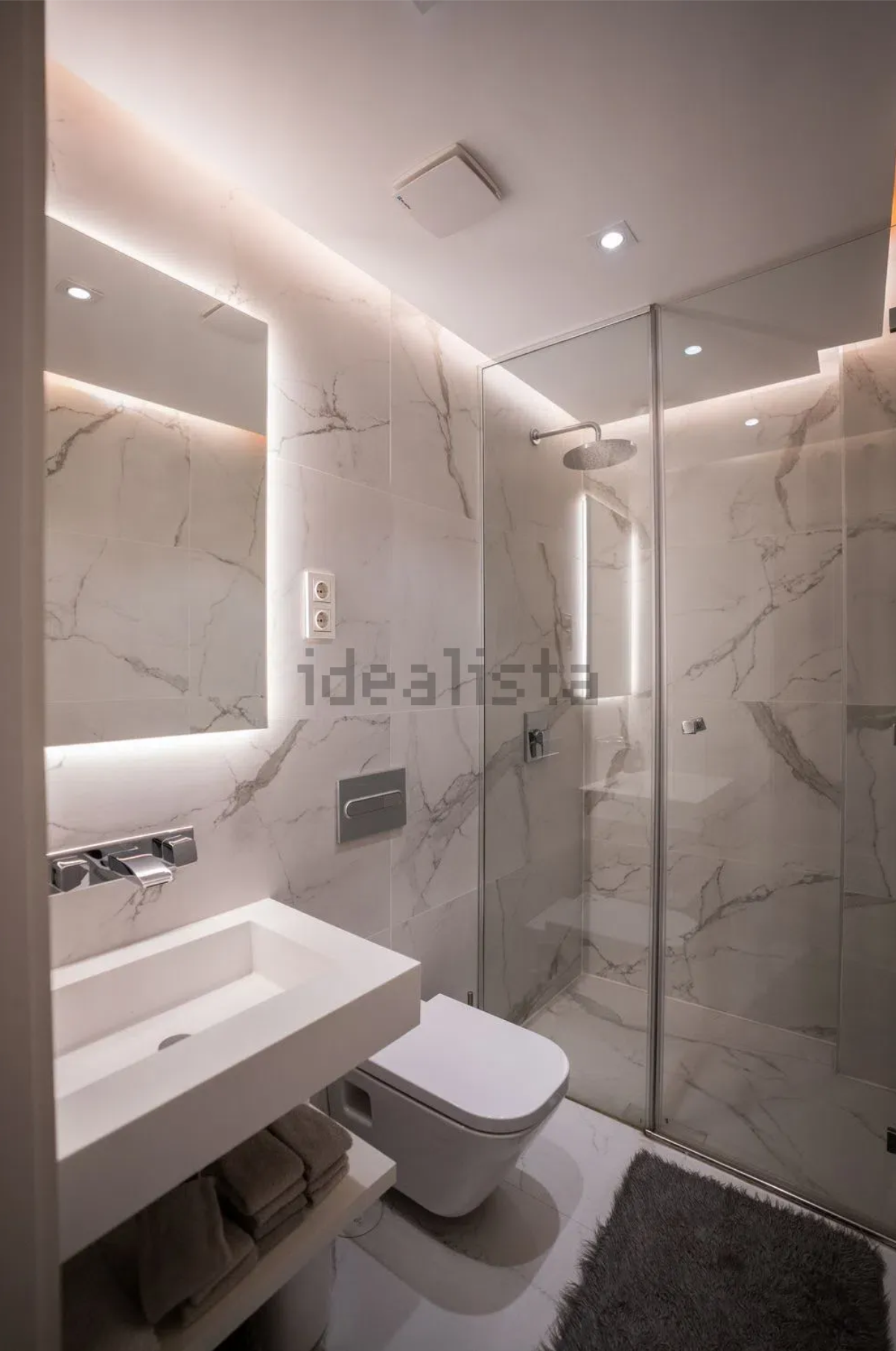 Segundo baño con ducha de vidrio e iluminación perimetral