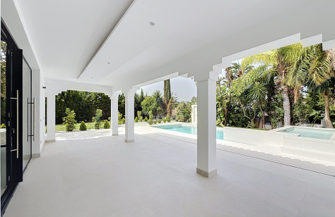 Porche cubierto de la villa en Guadalmina Alta