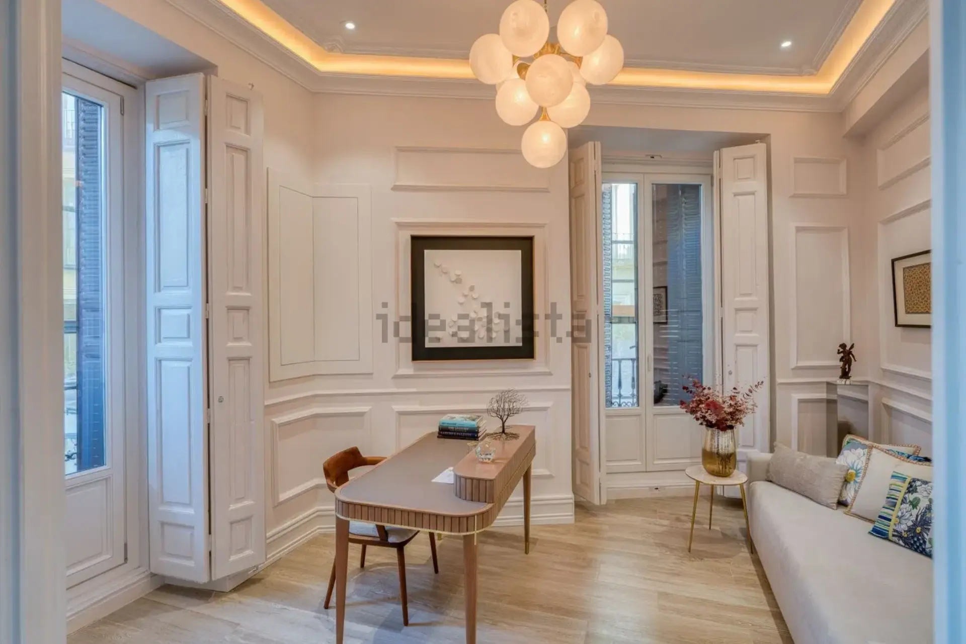 Despacho con escritorio, sillón y balcón, utilizable como dormitorio de invitados