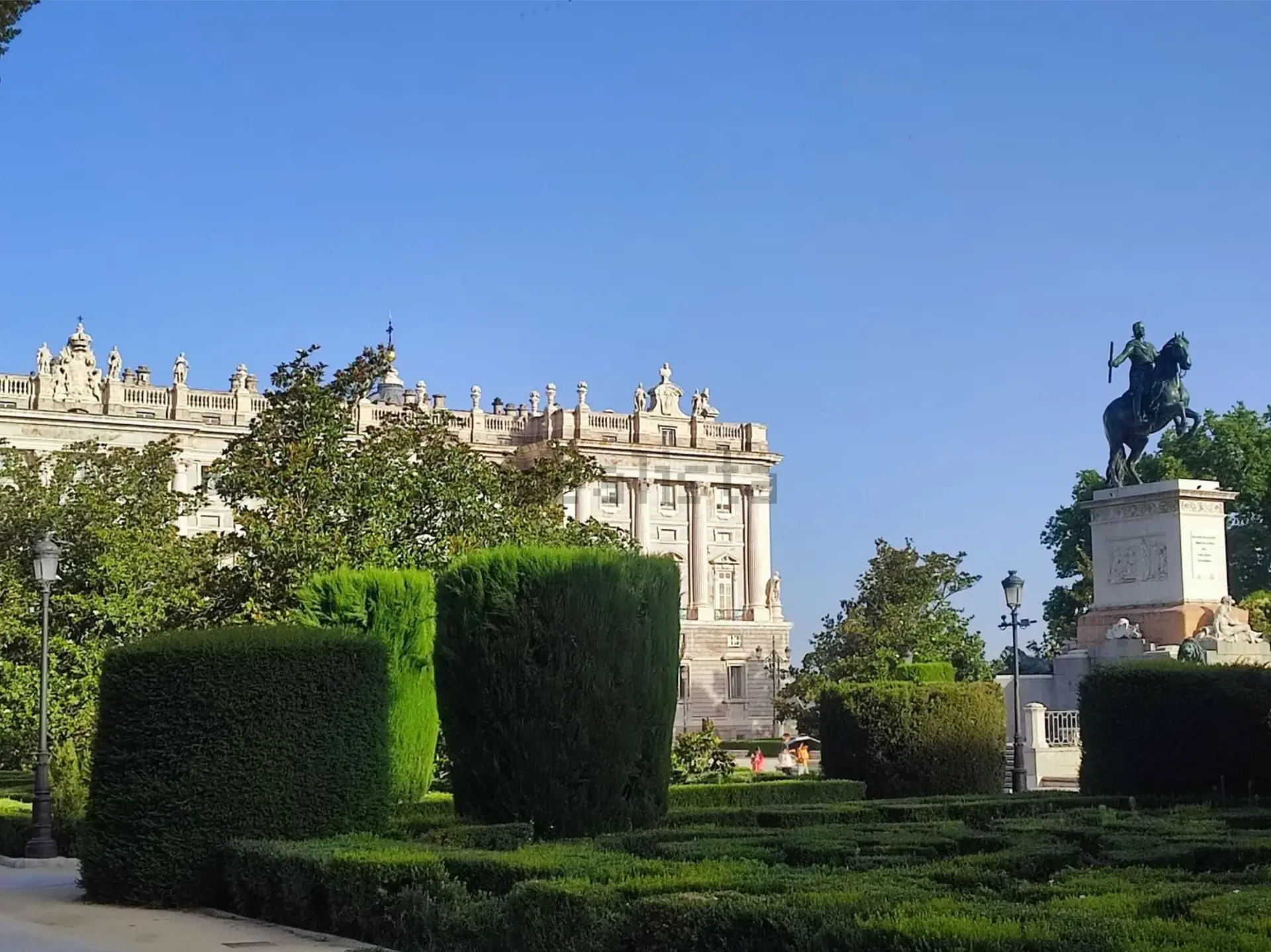 Jardines de la Plaza de Oriente con estatua ecuestre, junto al Palacio Real de Madrid