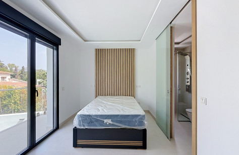 Dormitorio de la villa en Guadalmina Alta