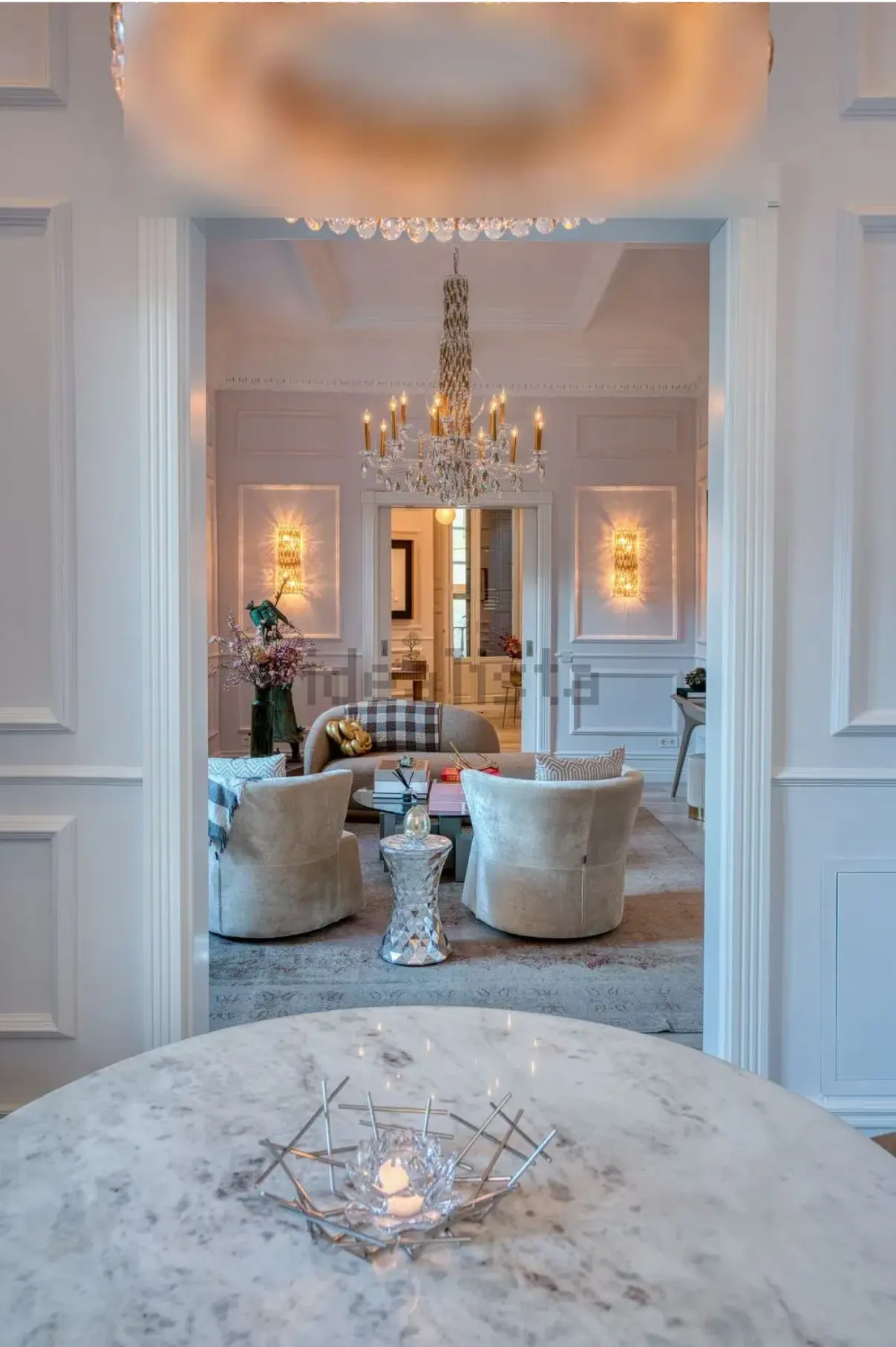 Vista del salón desde el comedor, con mesa en primer plano