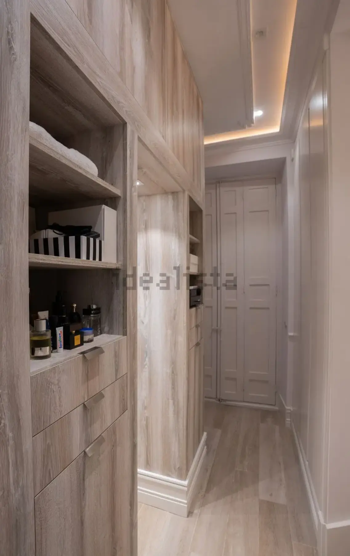 Vestidor con armarios empotrados y luz indirecta