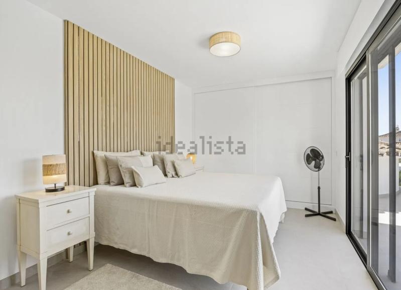 Dormitorio con paneles de madera