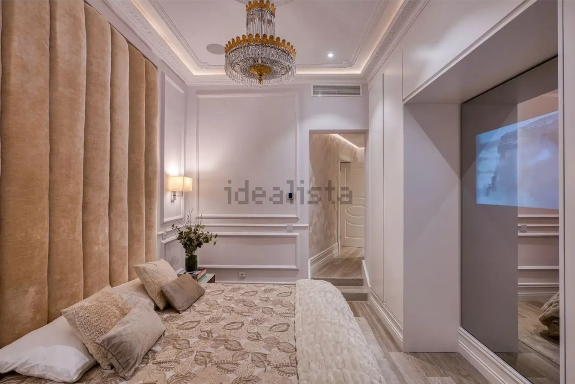Dormitorio con armario espejado y acceso al baño en suite