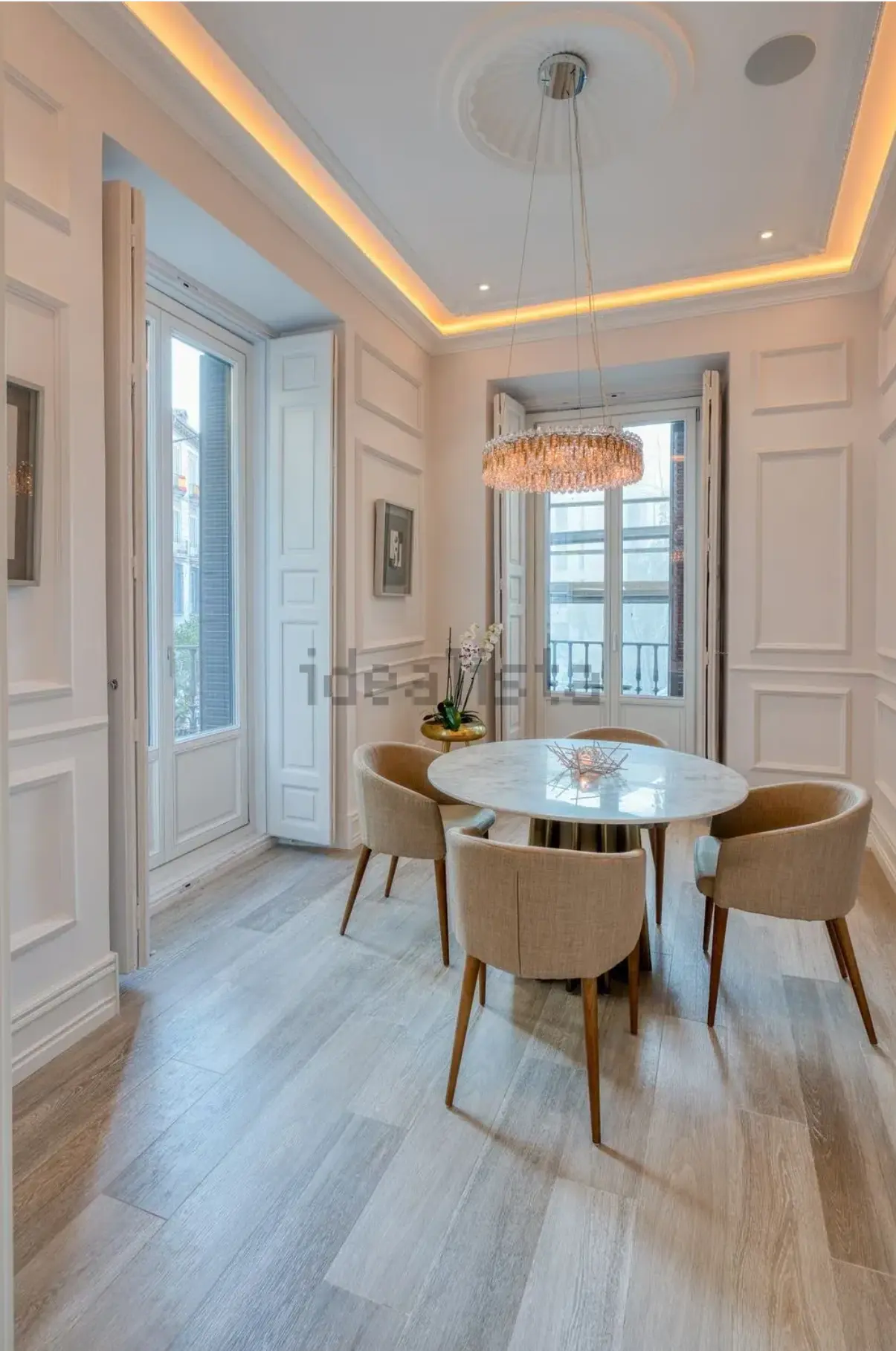 Comedor con lámpara colgante y puertas acristaladas