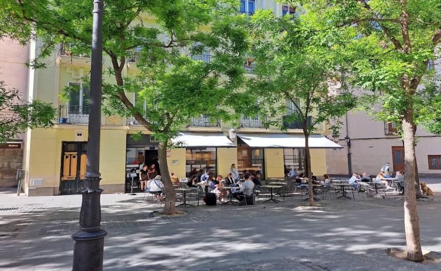 Terraza exterior con clientes