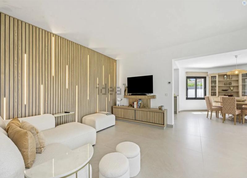 Salón con pared de madera