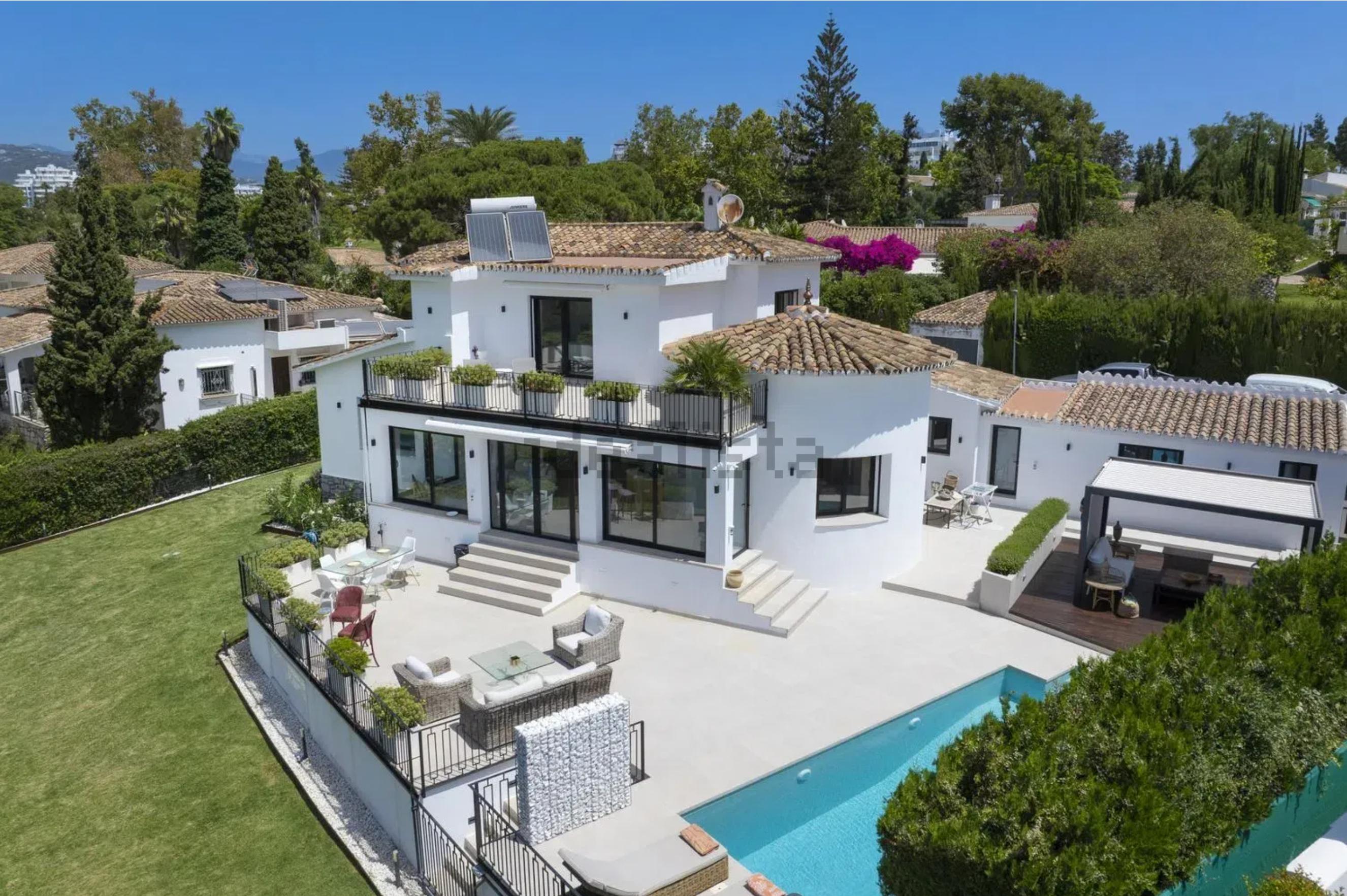 Vista aérea de la villa con piscina