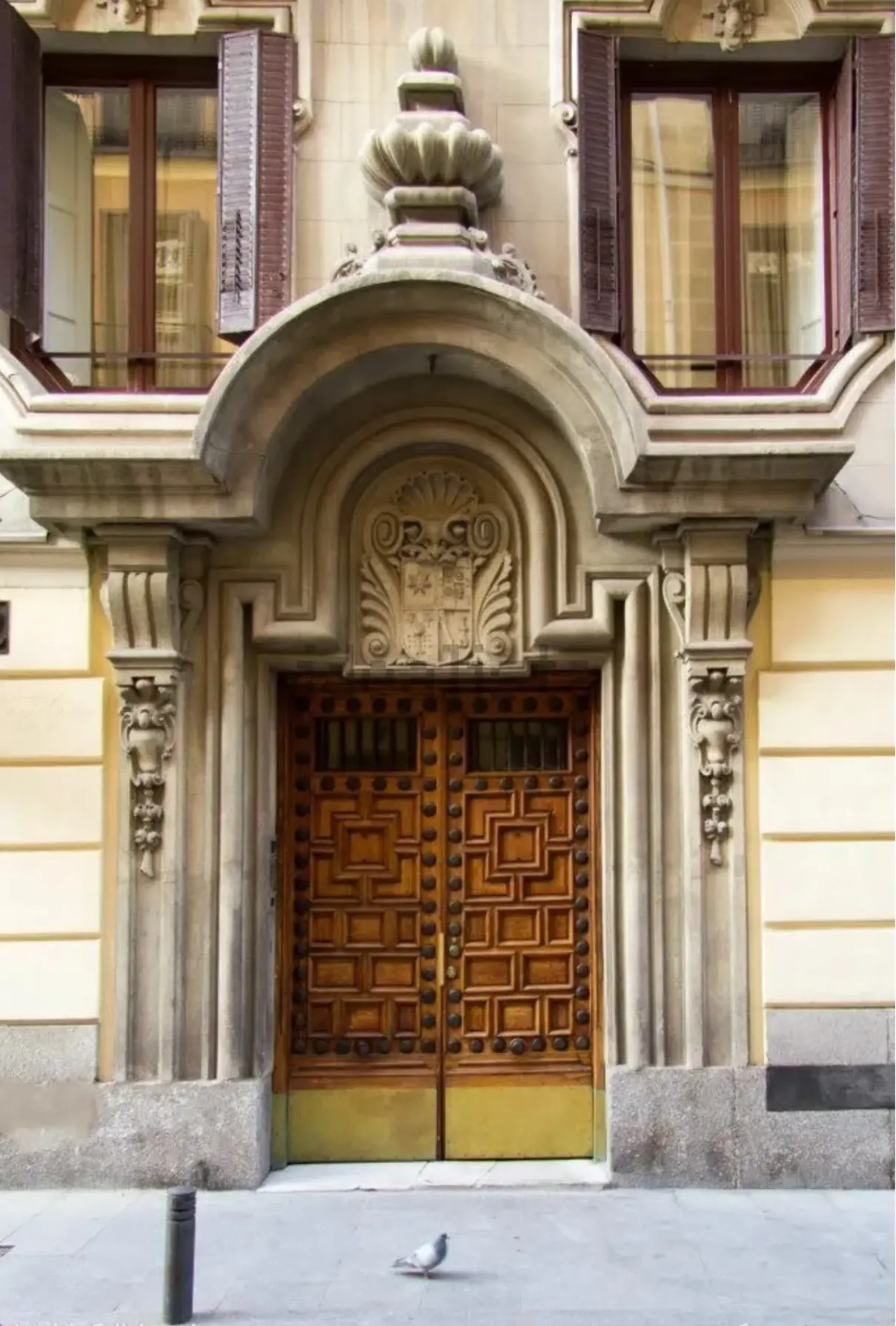 Portal de piedra con escudo de la casa-palacio de 1910
